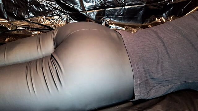 Массаж и Камшот для Горячей Попки в Кожаных Леггинсах