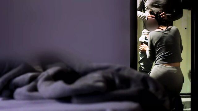 Барбекю на заднем дворе, а замужняя женщина сосет член своей подруги в ванной.