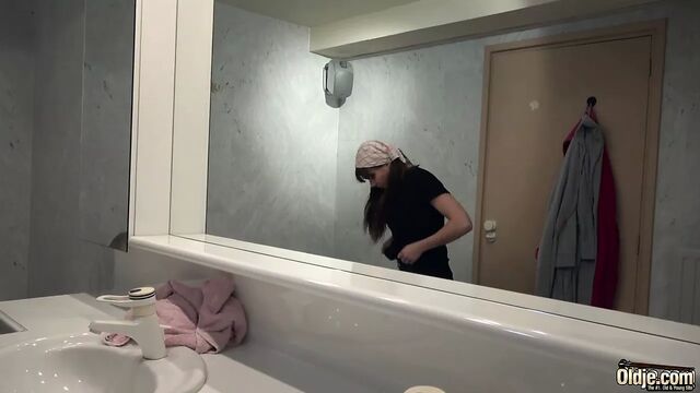 Старую молодую уборщицу трахает сморщенный дедушка