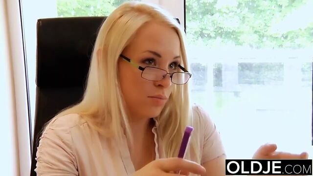 Старые молодые - только что исполнилось 18 лет, крошка трахает сморщенного старика