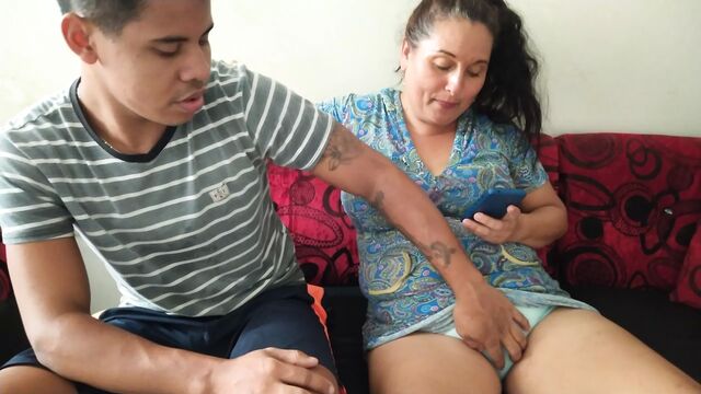 Моя мачеха одалживает мне деньги в обмен на то, что я поедаю ее киску