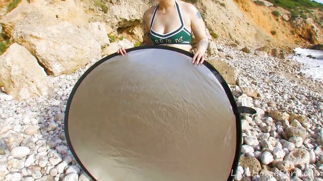 Клубничка-блондинка толстушка нетерпеливо скачет на члене на улице