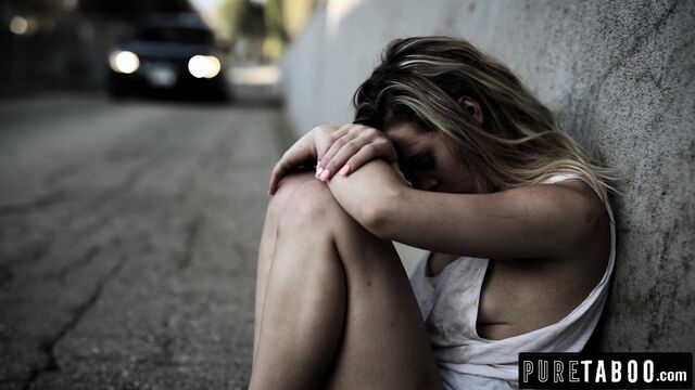 Юная девственница встречает богатого покровителя с большой елдой - кримпай