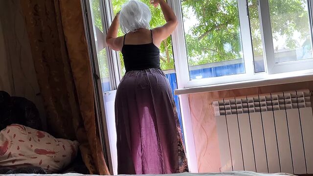 Через прозрачное платье милфы вы можете увидеть ее задницу для анального секса