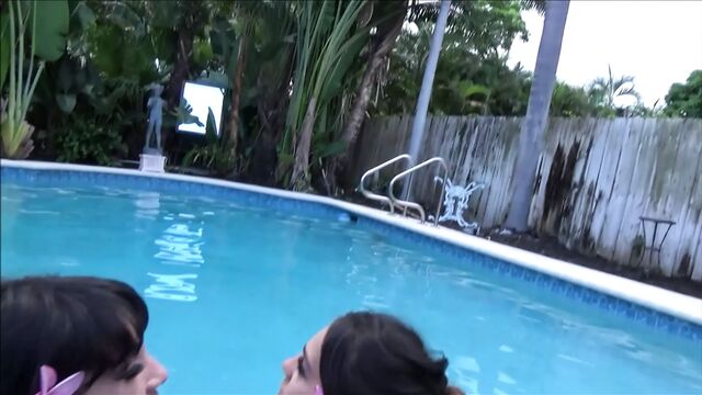 Юная лучшая подруга играет после школы - идеальная подруга