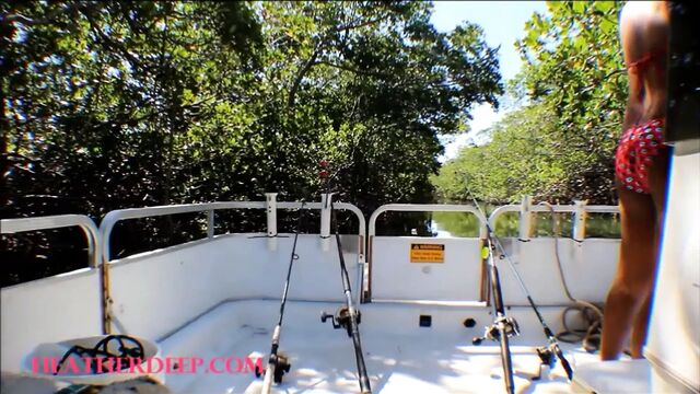 104 крошечных азиатских тайских Heather Deep отправляется на рыбалку и играет в прятки