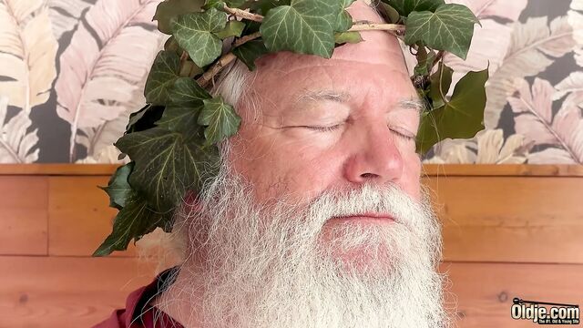 Тугая тинка скачет на члене дедушки, ее жестко трахают и принимают кримпай