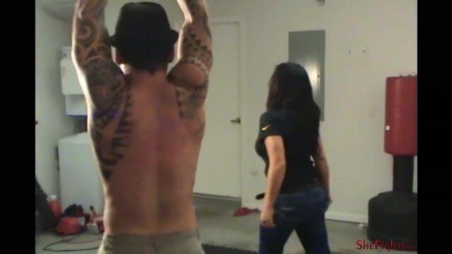 Больше криков и слез - болезненная порка с Mikala