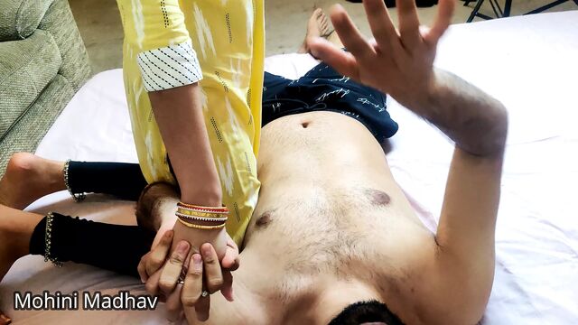 ХХХ индийскую домохозяйку жестко трахнул босс