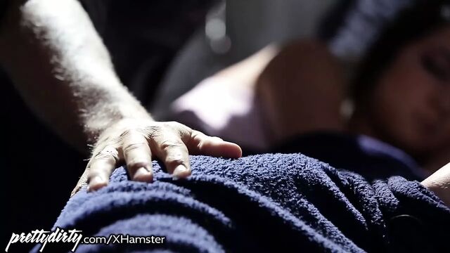 Извращенный папа чувствует себя подругой юной падчерицы