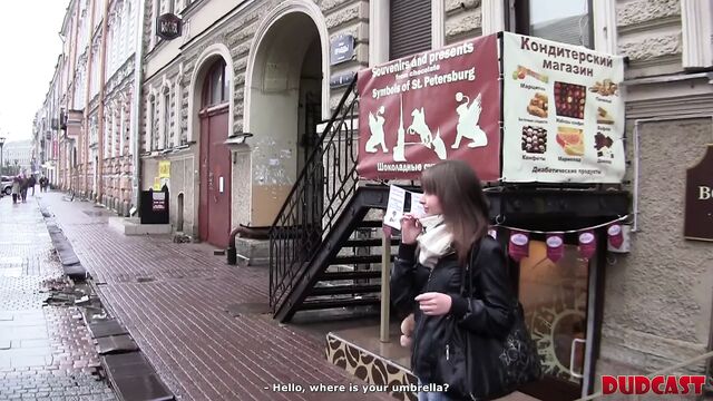 Модель - другая девушка для пожилого мужчины за камерой