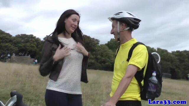 Зрелую британку трахают в киску в сапогах до бедра