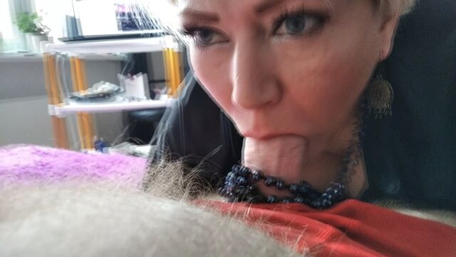 Моя зрелая грудастая шлюшка-жена сосет мой хуй и прыгает на мой член!