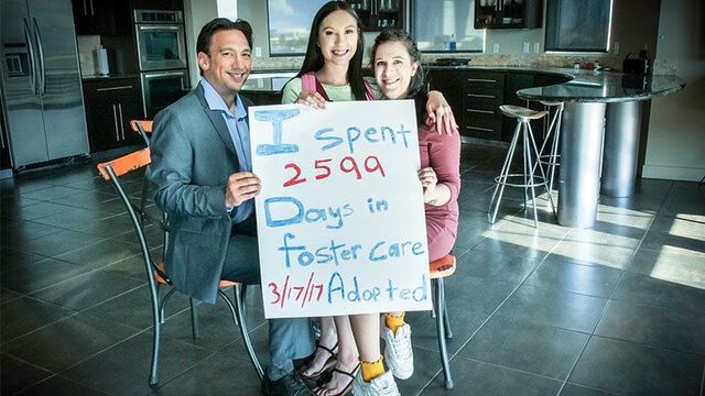 Приемная дочь трахает папу, пока мачеха спит