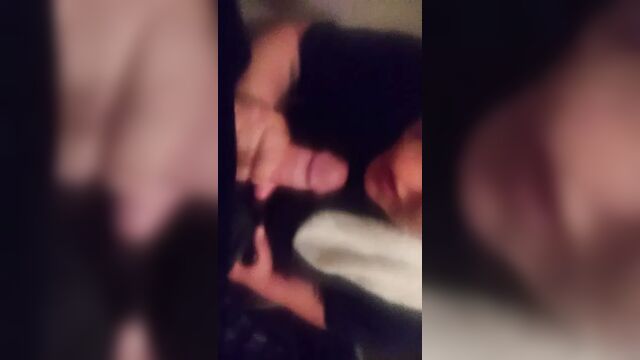 Настоящая милфа изменяет с молодым членом, пока муженек спит