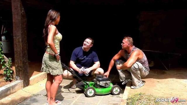 Крошечную тайскую девушку соблазнил грубый анальный публичный тройничок туристка