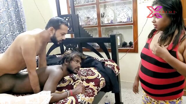 Друг и его жена - взялись за руки в тройничке