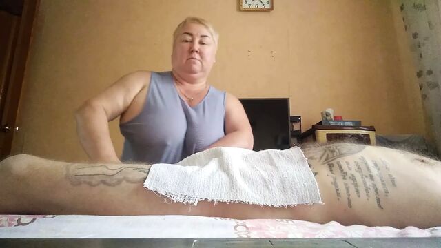 Она массажирует мои ноги и дрочит мой член