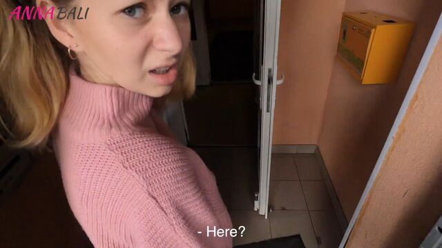 трахнул скромную подругу в общественном месте.