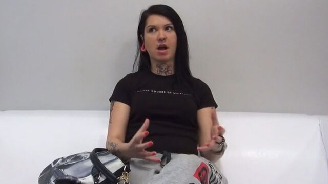 Юная брюнетка тащится от наслаждения на порно кастинге