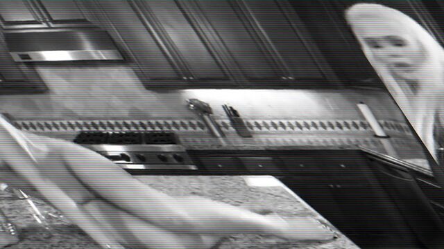 Джон присунул скромной блонде прямо на кухонном столе