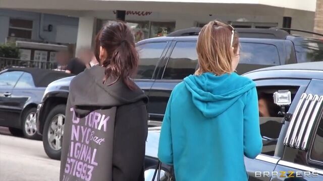 Публичный секс в лимузине катаясь по Майами