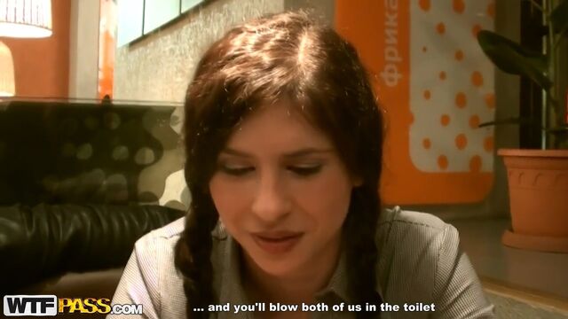 Пикаперы сношают брюнетку в туалете кафе