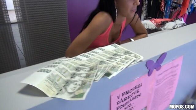 Пикапер отымел красивую продавщицу в магазине нижнего белья