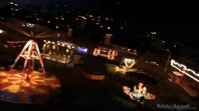 Ночной пикапер уломал брюнетку на секс на лестничной площадке