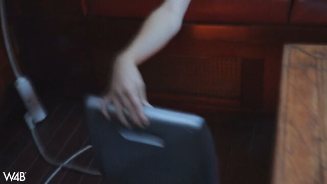 Ню фотосессия крупным планом на красном кожаном диване