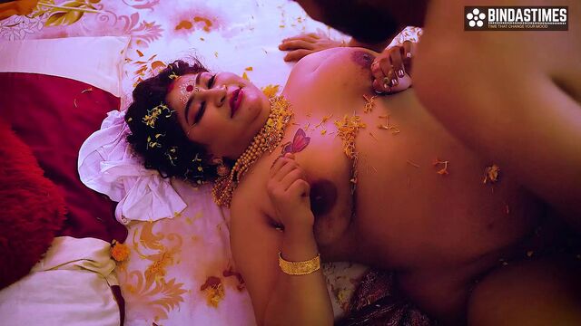 Новенькая замужняя девственная жена с большими сиськами в первый вечер с ее мужем и кримпай, фильм целиком