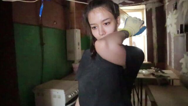 Жёстко выебал соседку хохлушку и кончил в горло