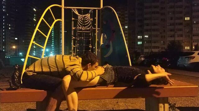 Куни пьяной во дворе дома