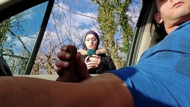 Помогла мужчине кончить.