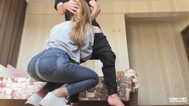 Трахнул девушку друга после прогулки. Кончил в рот.