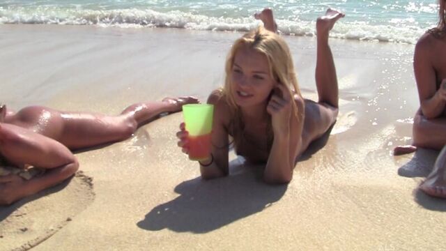 Голые девушки на пляже зажигают.