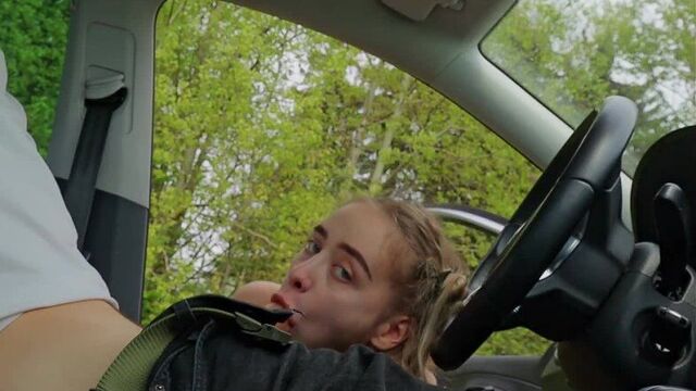 Спалила чувака за дрочкой в машине и помогла ему