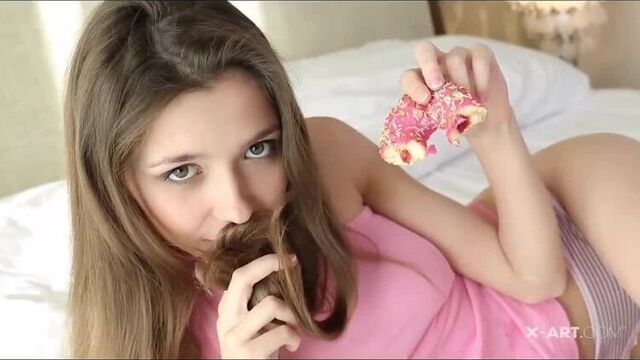 Mila Azul (Мила Азул) играет с киской