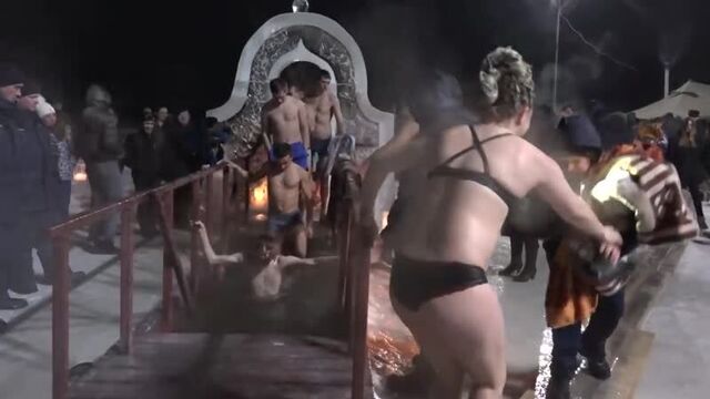 Женщины в проруби