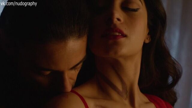 Эмерод Тубия (Emeraude Toubia) в сериале "Сумеречные охотники" (Shadowhunters, 2016) - Сезон 1 / Серия 3 (s01e03)