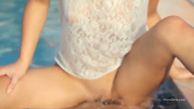 Сладкую русскую брюнетку натягивают в бассейне