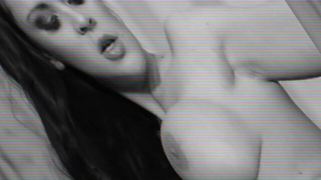 Самый большой член в мире проникает в анус брюнетки