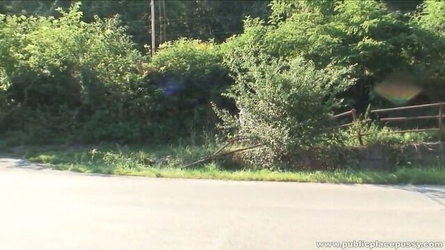 Блонда без трусиков шалит на остановке