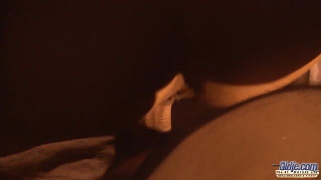 Озорные бабы порадовали седого садовника