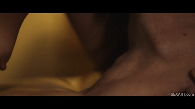 Постельная сцена молодой пары