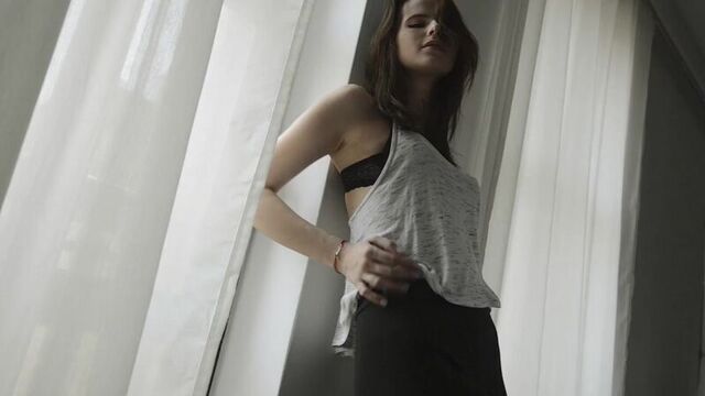 Школьница раздевается