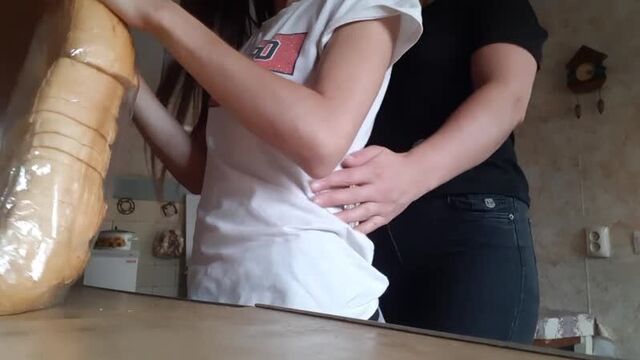 Трахнула её в гостях на кухне, пока никто не видел.