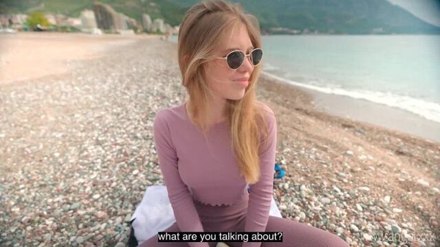 Трахнул незнакомку на пляже .mp4