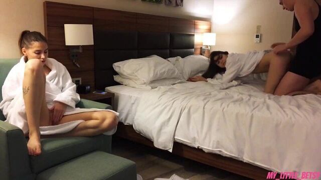 Трахнул двоих по очереди ( домашнее частное русское секс порно инцест минет милфа