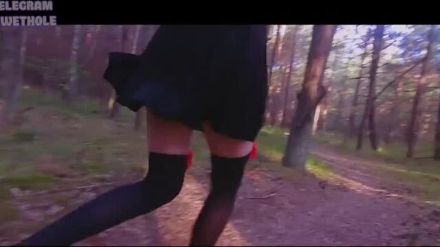 Сталкер преследовал испуганную студентку в лесу, а потом жёстко трахнул [порн русск русска домашн секс ебл ебут девочк молод тра